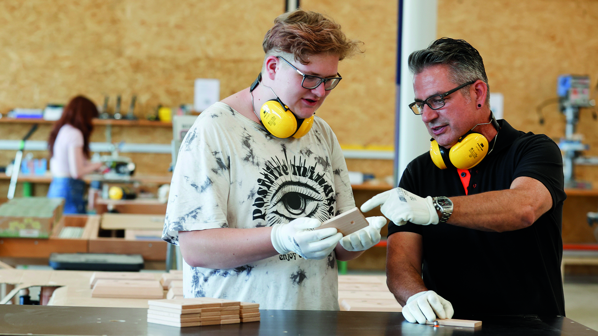 Octavio Castelar und Loris Locher in der Jugend-Werkstatt Startklar