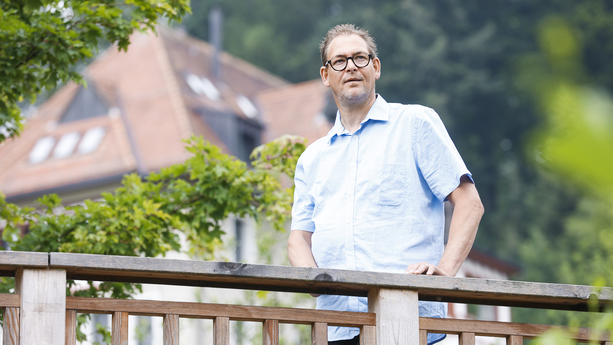 Aufnahme von Elmar auf einer Brücke im Grünen